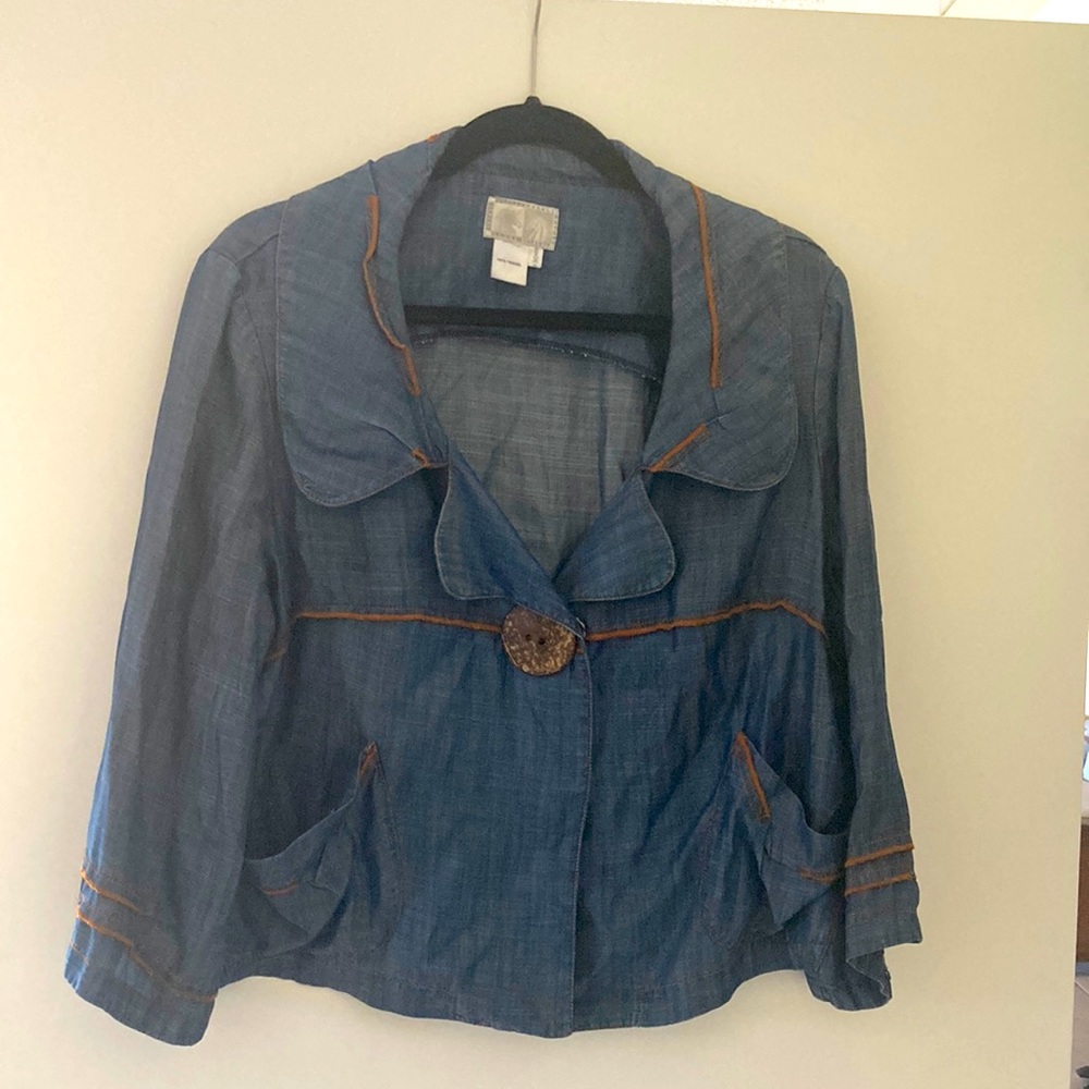 Light weight blazer with snap buttons in denim color.